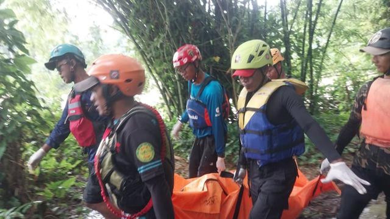 Murid SMK dievakuasi usai lompat ke sungai. (Liputan6.com/Achmad Sudarno)