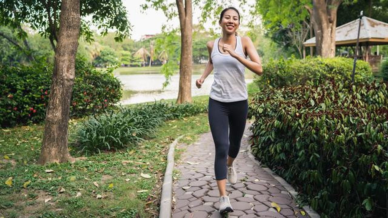 Ilustrasi jogging di pagi hari/copyright freepik.com/tirachardz