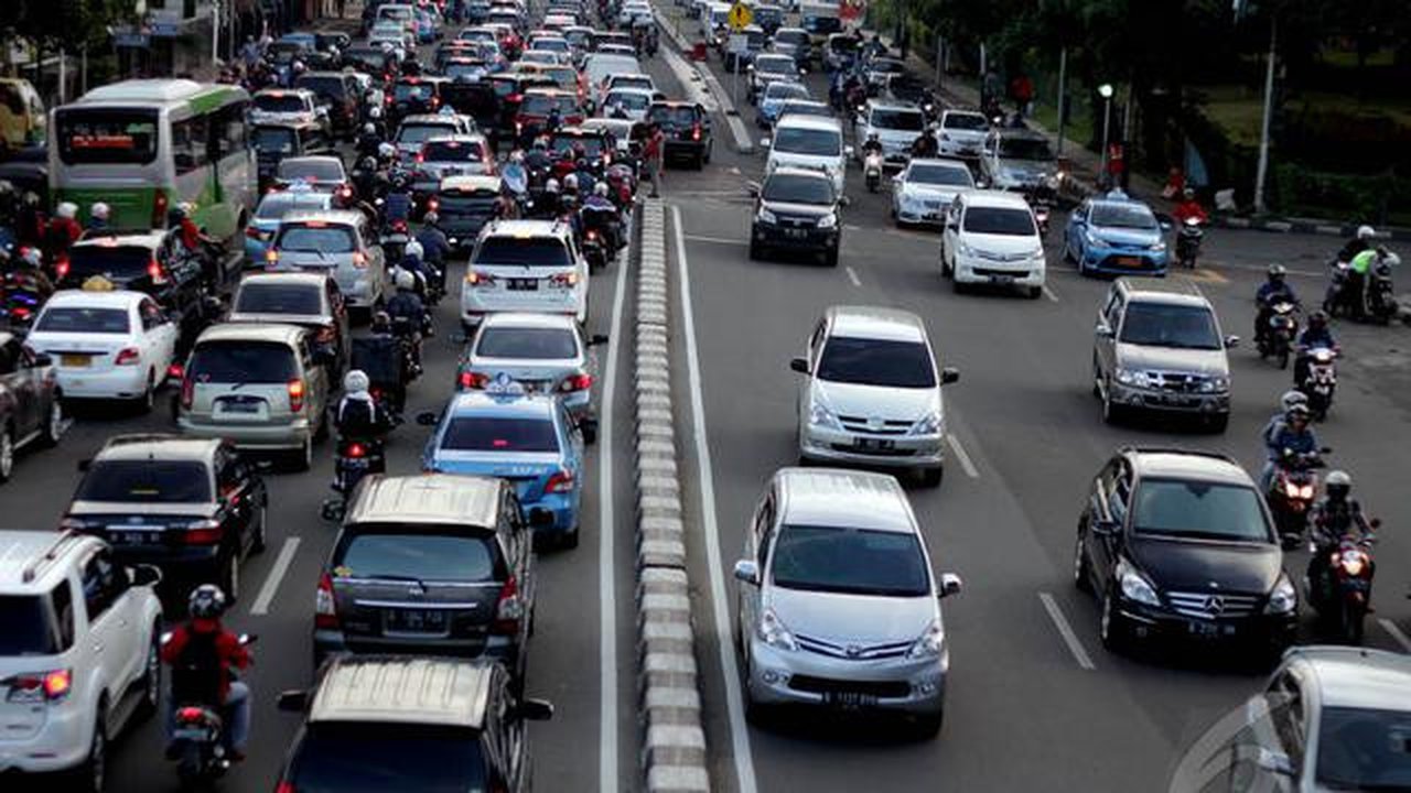Pemprov DKI pada Maret mendatang berencana meningkatkan persentase pajak kendaraan bermotor (PKB) secara progresif dengan kenaikan mencapai 150 persen sebagai upaya menekan kepemilikan mobil