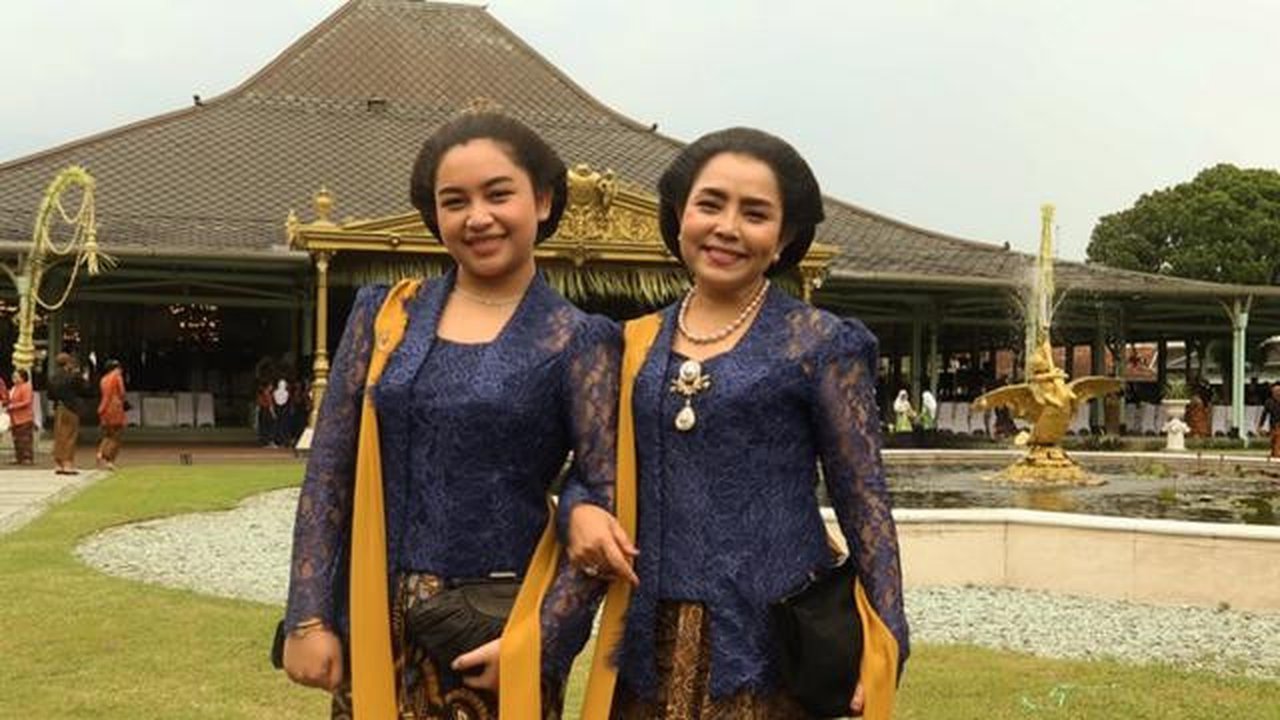 Potret Mayangsari dan Khirani Trihatmodjo kompak pakai kebaya biru. [IG: @khiranitrihatmodjo]