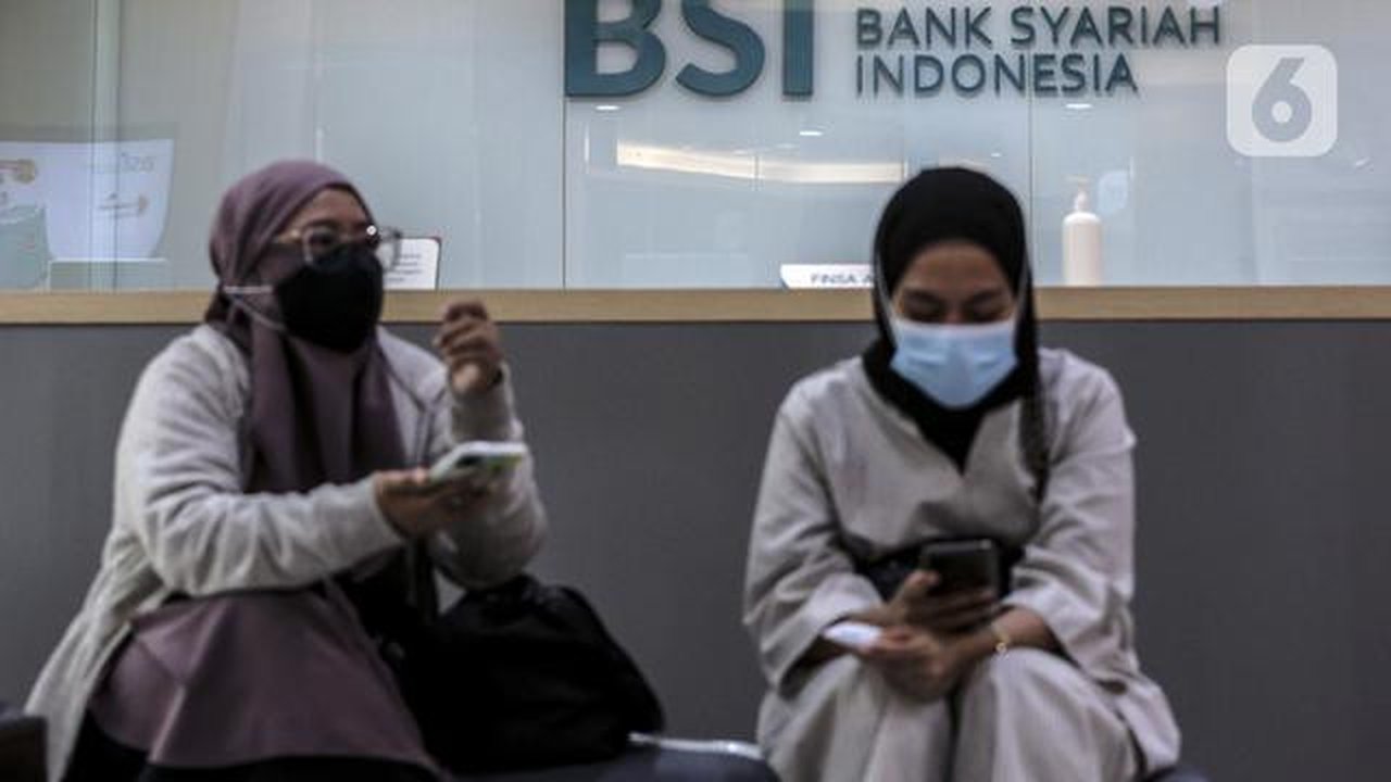 Nasabah menunggu di kantor cabang Bank Syariah Indonesia, Jakarta Selasa (2/2/2021). PT Bank Syariah Indonesia Tbk (BSI) resmi beroperasi dengan nama baru mulai 1 Februari 2021. (Liputan6.com