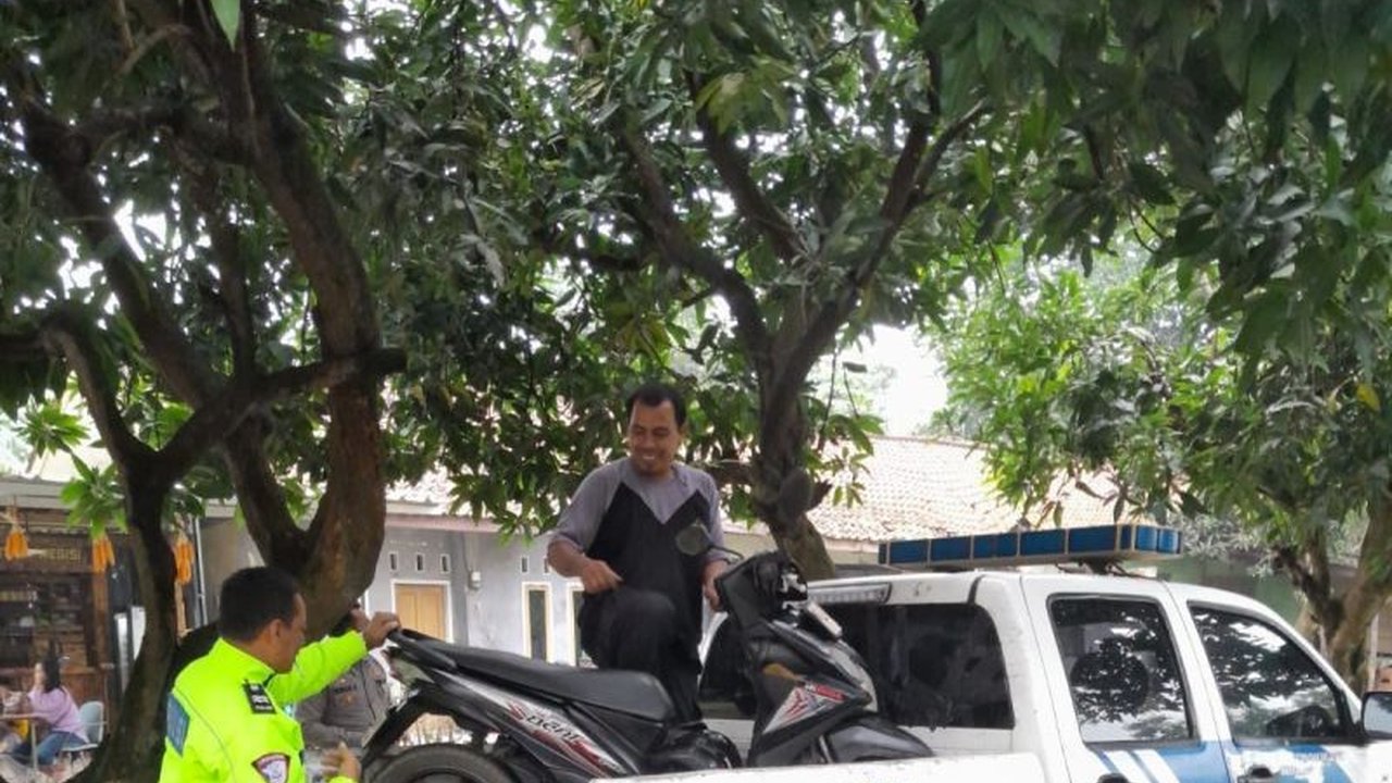 Kondisi jalan berlubang di Karawang kembali memakan korban. Seorang pengendara sepeda motor mengalami luka serius setelah terperosok di Jalan Berlubang Karawang, menyoroti bahaya infrastruktur jalan yang rusak.