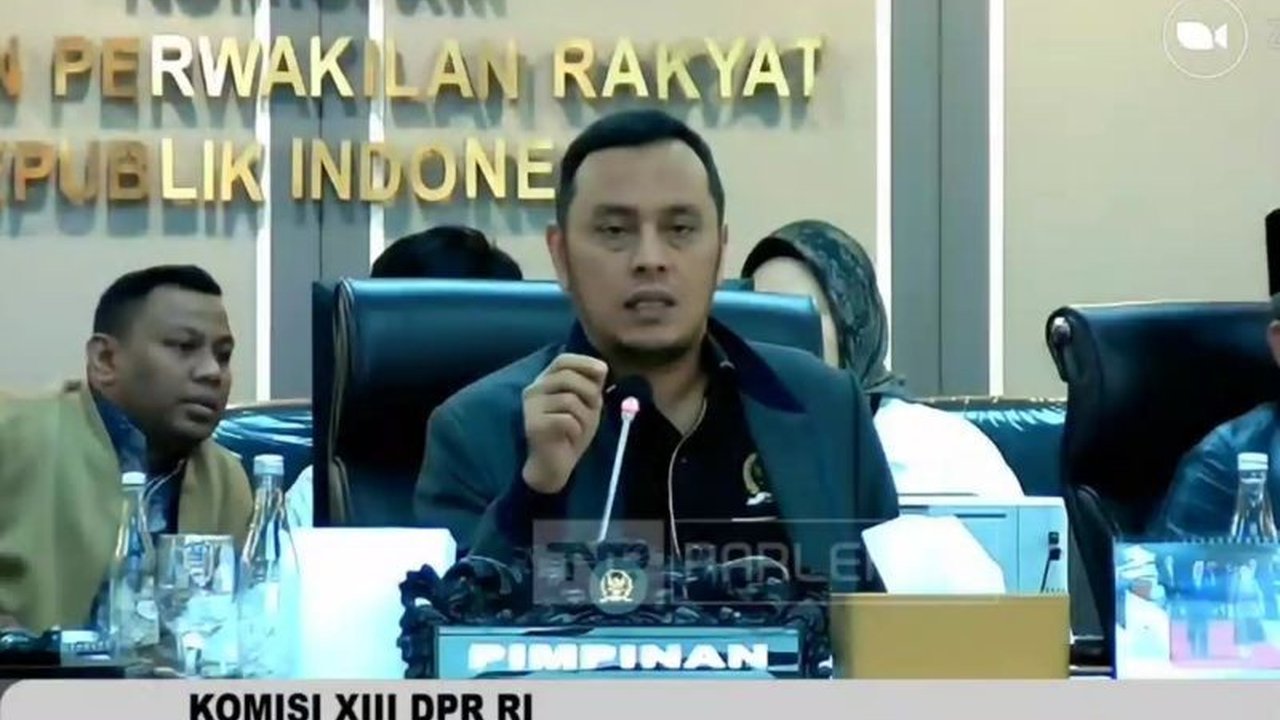 Komisi XIII DPR RI serius mengawal penanganan kasus pelanggaran HAM Nenek Saudah di Pasaman, mendesak aparat hukum untuk menuntaskan kasus serta menertibkan tambang ilegal. Akankah keadilan Nenek Saudah terpenuhi?