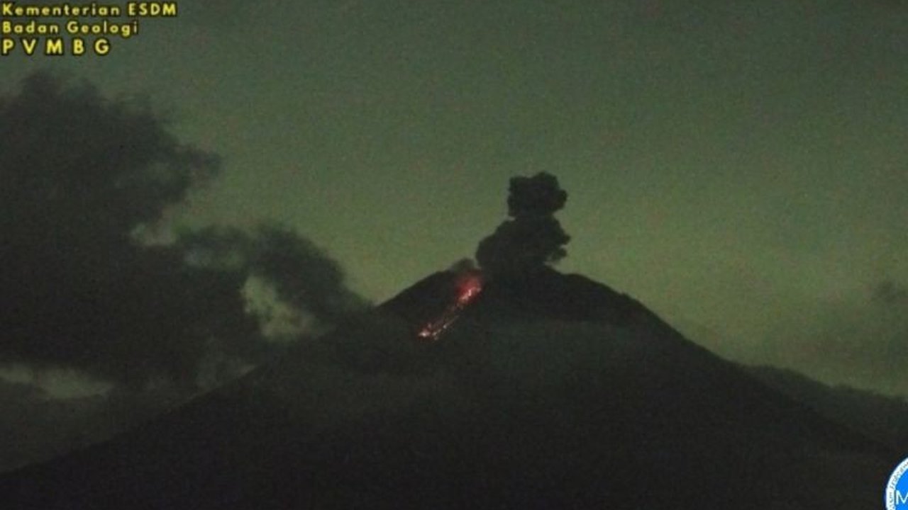Gunung Semeru kembali erupsi pada Senin malam, dengan tinggi kolom letusan mencapai 1.000 meter di atas puncak. Masyarakat diimbau untuk tetap waspada terhadap potensi bahaya vulkanik.