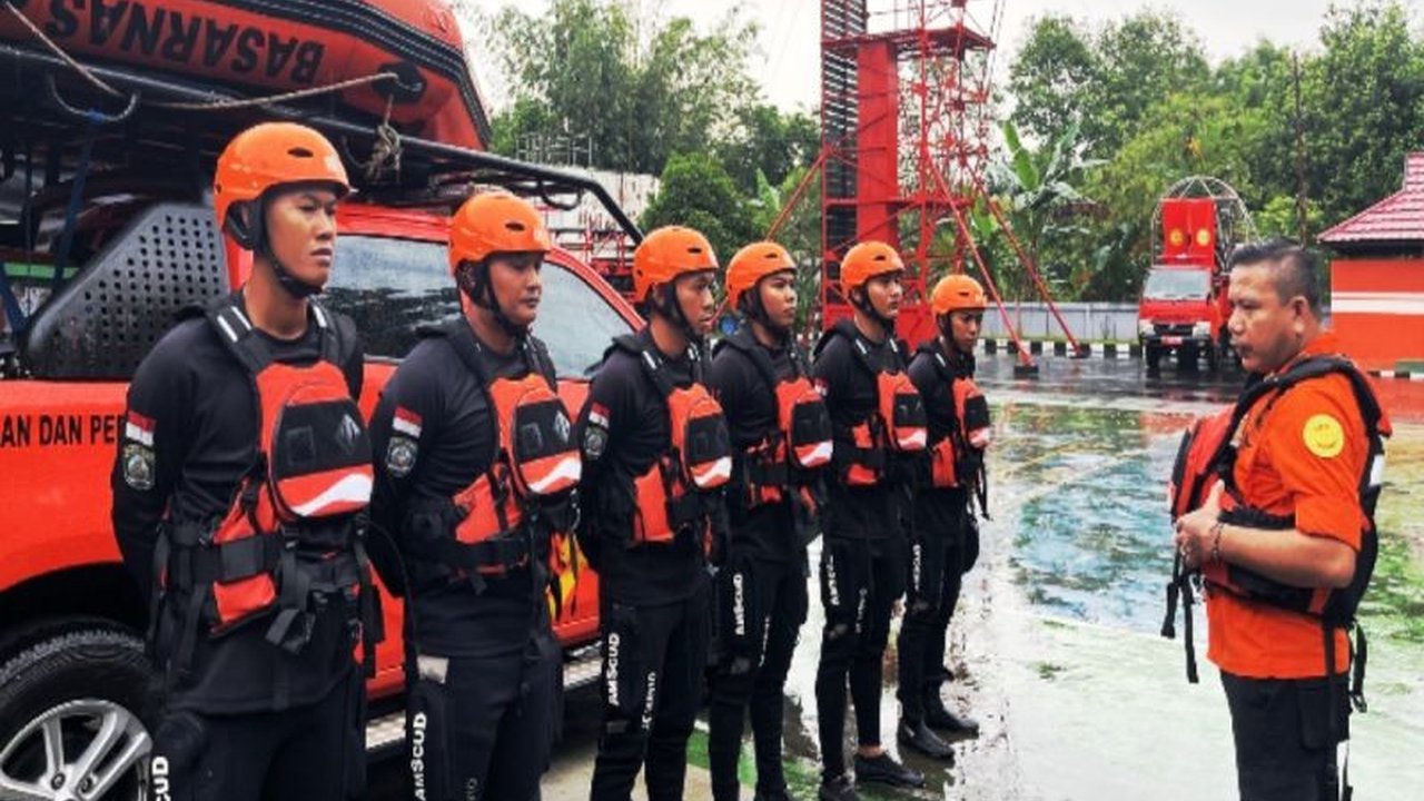 Tim SAR gabungan berhasil dalam Penemuan Nelayan Tenggelam di Sungai Aluh-Aluh, Banjarmasin, setelah pencarian intensif. Simak detail evakuasi dan kendala yang dihadapi tim penyelamat.