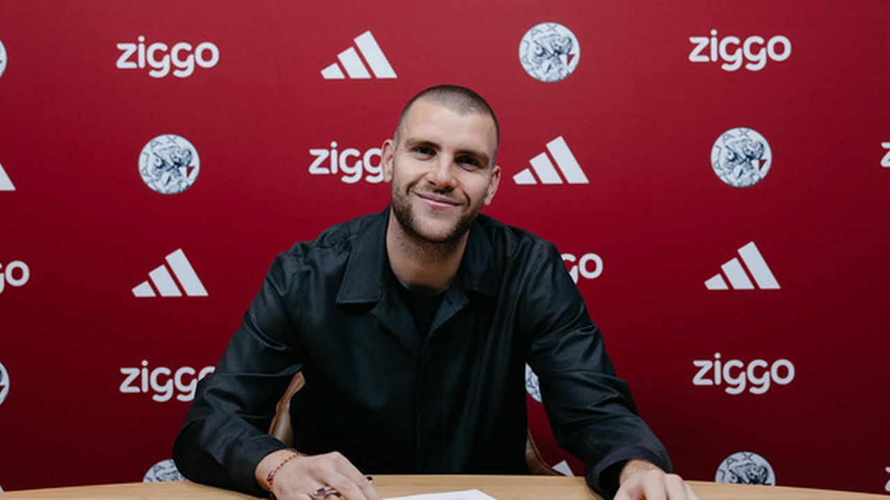 Maarten Paes resmi gabung Ajax. (Ajax)
