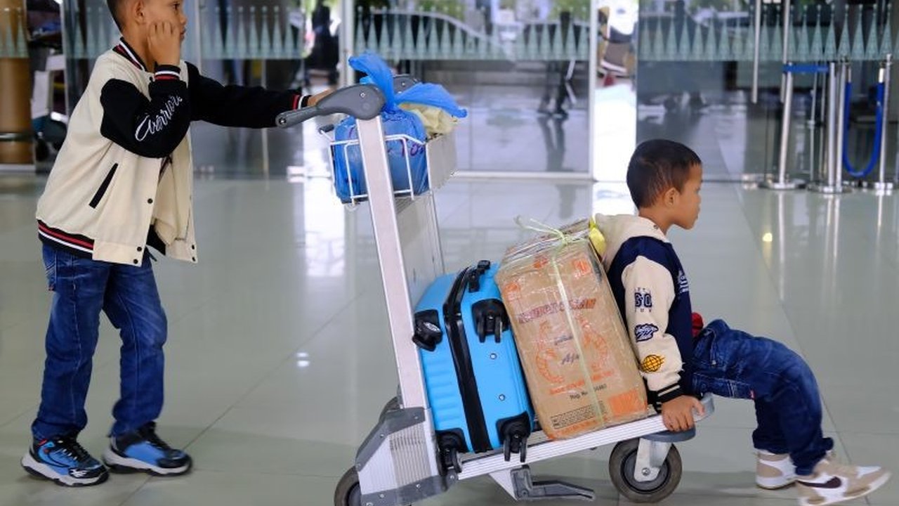 Ikatan Dokter Anak Indonesia (IDAI) mengingatkan pentingnya antisipasi keadaan darurat anak selama perjalanan jauh. Orang tua diimbau untuk mempersiapkan diri demi keselamatan buah hati dan memahami prosedur medis darurat.