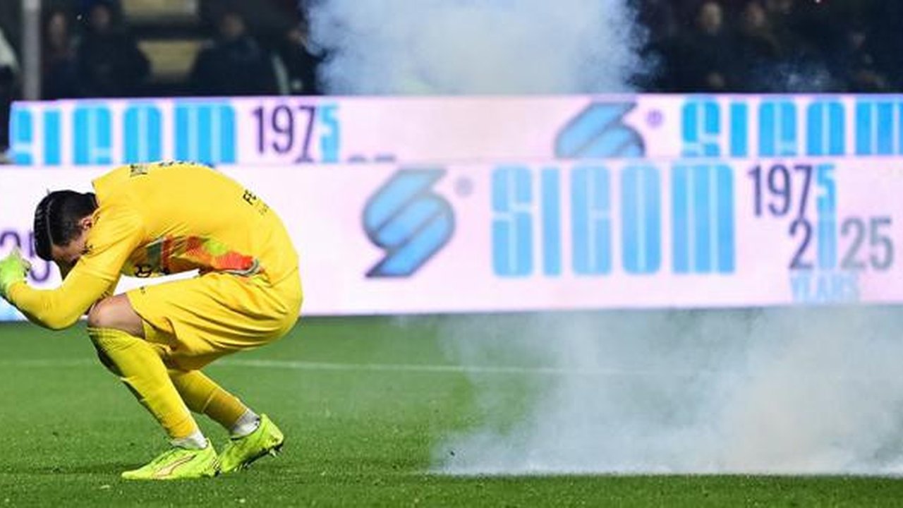 Kiper Cremonese dan penjaga gawang Timnas Indonesia, Emil Audero, menjadi korban pelemparan kembang api yang dilakukan oknum suporter Inter Milan di Stadio Giovanni Zini, Senin (02/02/2026) d