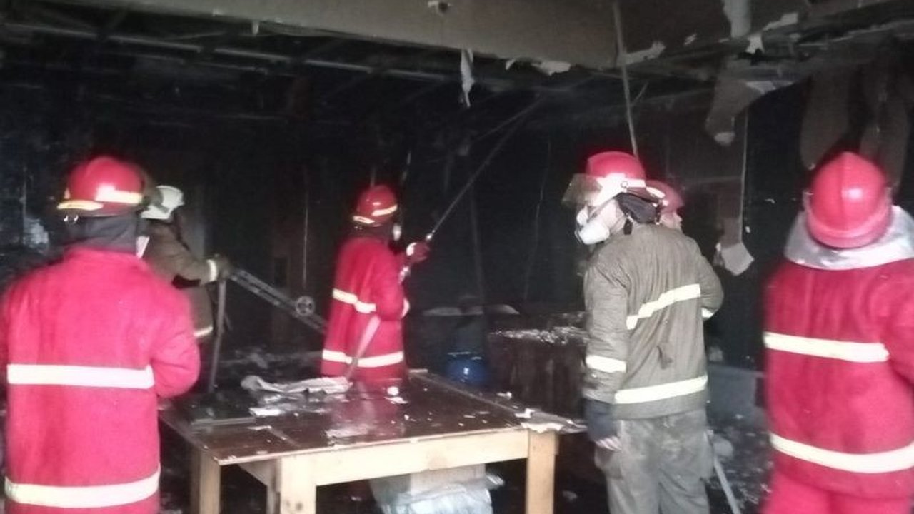 Insiden Kebakaran Cengkareng di Golf Lake Residence Jakarta Barat berhasil dilokalisir berkat respons cepat 16 unit mobil pemadam dan puluhan personel. Petugas tiba di lokasi enam menit setelah laporan warga.