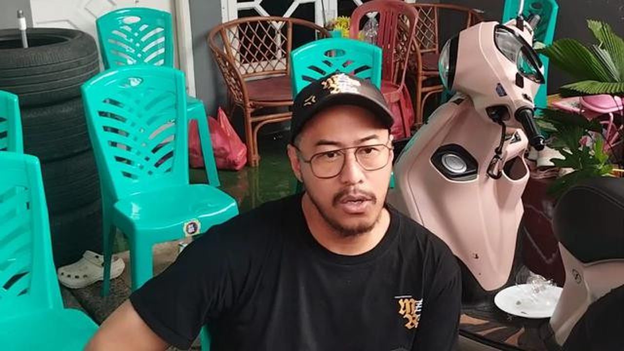 Pandji Pragiwaksono datang ke rumah duka untuk memberi penghormatan terakhir kepada almarhum Gustiwiw. Ia dengar kabar duka justru dari medsos. (Foto: M. Altaf Jauhar)