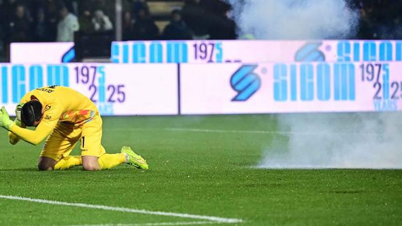 Kiper US Cremonese, Emil Audero bereaksi saat suar meledak di lapangan selama pertandingan pekan ke-23 Serie A Italia melawan Inter Milan di Stadion Giovanni Zini, Cremona, Italia utara, Ming