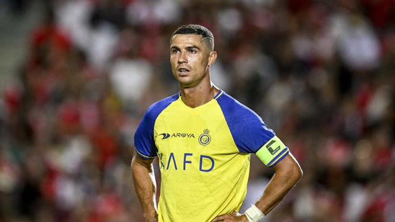 Ekspresi pemain Al Nassr, Cristiano Ronaldo, setelah gawang klubnya kebobolan oleh Benfica dalam pertandingan pramusim yang berlangsung di Estadio Algarve, Portugal, Jumat (21/7/2023) WIB.