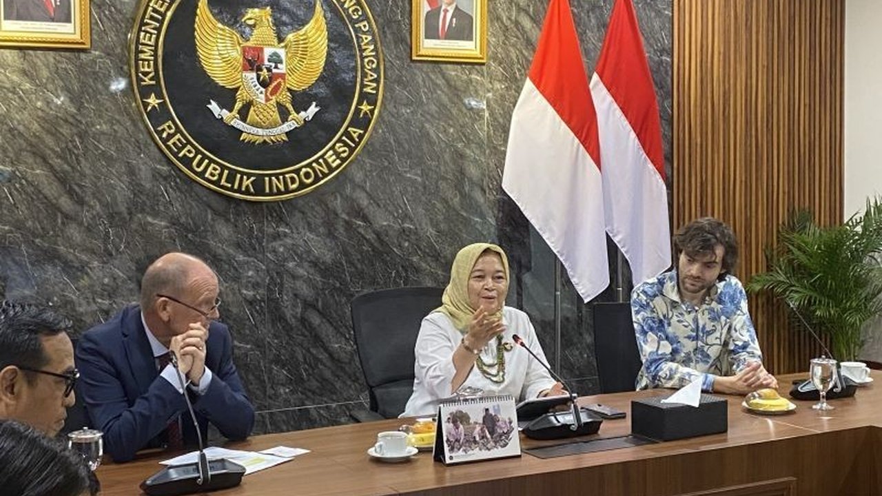 Pemerintah Indonesia tengah memfinalisasi Perpres Pengelolaan Sampah yang mengintegrasikan kebijakan sampah rumah tangga dan laut, demi mewujudkan sistem ekonomi sirkular berkelanjutan.