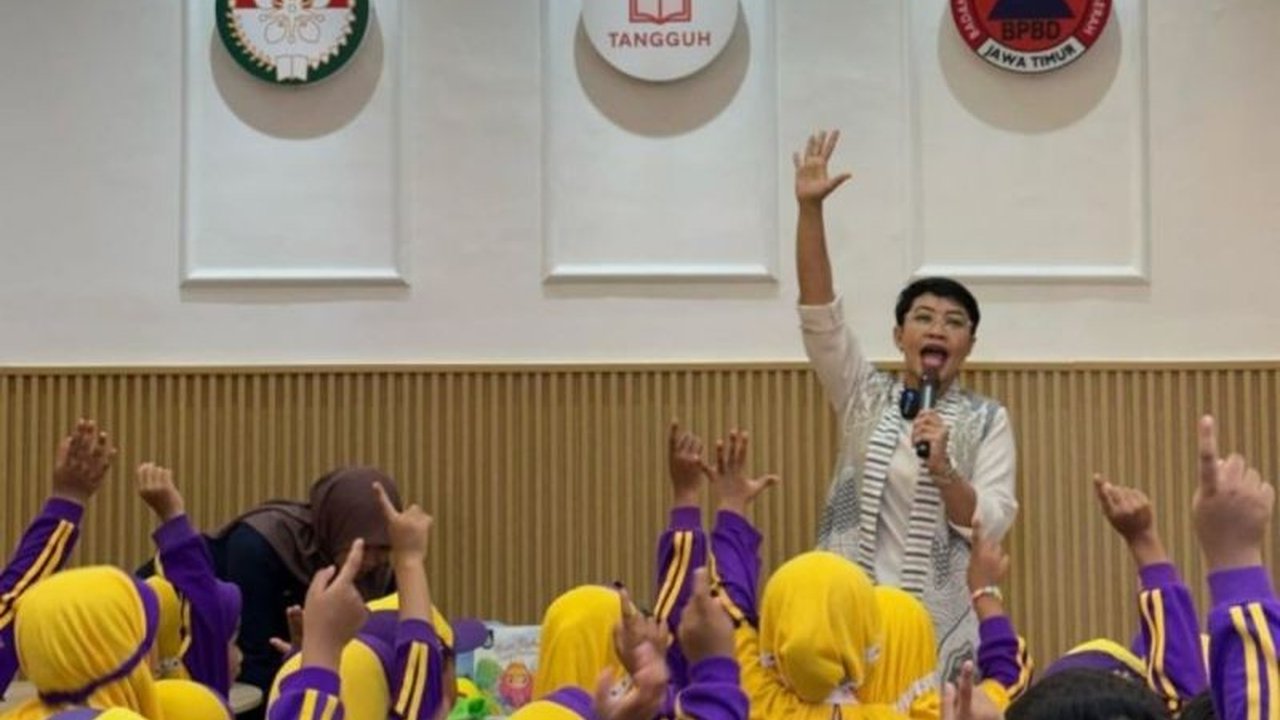 Disperpusip Jatim berkolaborasi dengan BPBD setempat melatih staf dalam mendongeng dan membaca nyaring untuk memperkuat Literasi Kebencanaan, khususnya bagi anak-anak terdampak bencana.