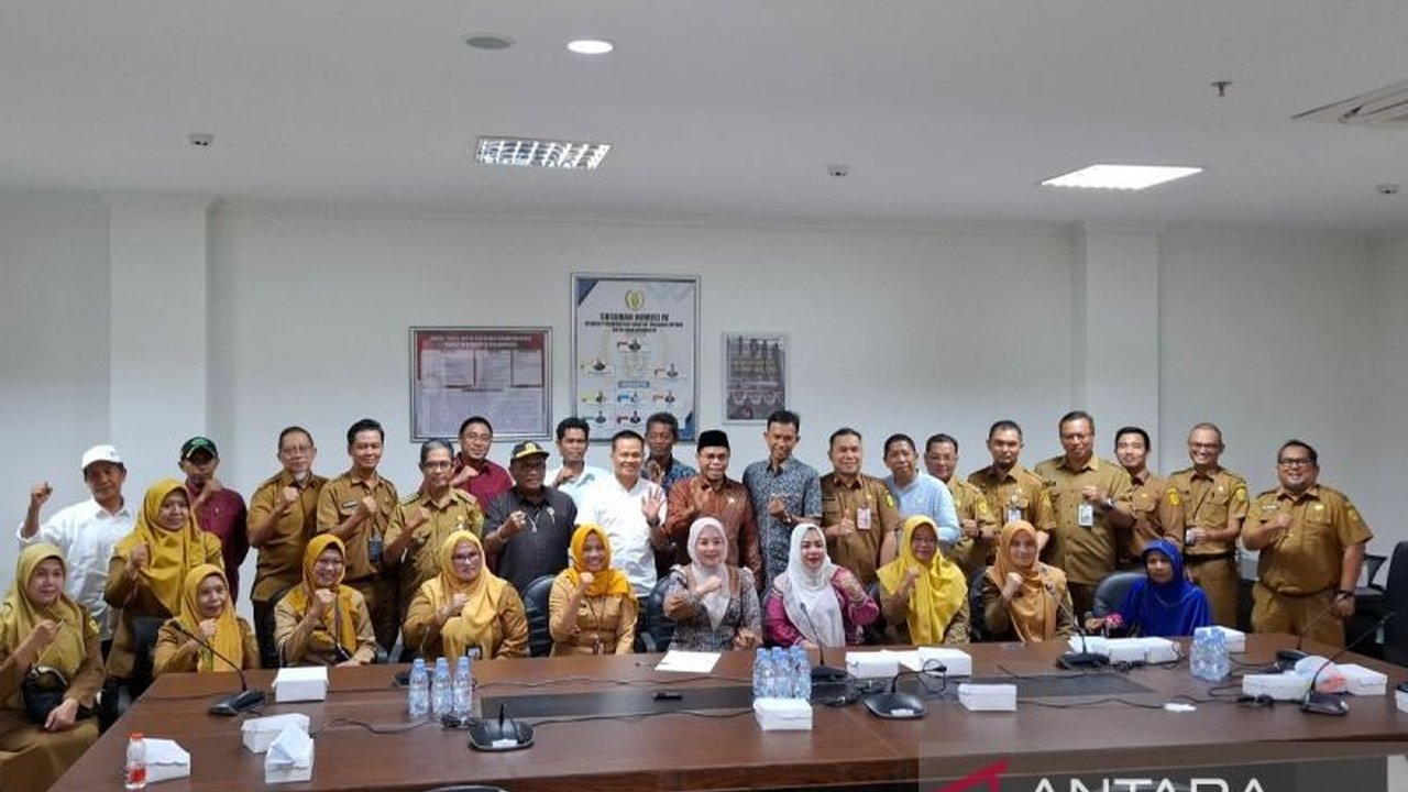 Komisi IV DPRD Kota Banjarmasin membahas serius pengurangan penerima BPJS Kesehatan yang ditanggung pemerintah kota, menimbulkan kekhawatiran bagi puluhan ribu warga. Apa solusi yang disiapkan Pemkot Banjarmasin?