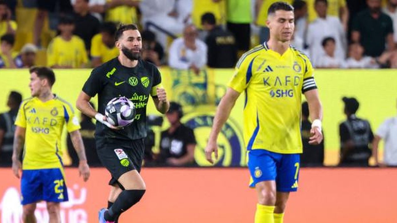 Pemain depan Nassr asal Portugal #7, Cristiano Ronaldo, bereaksi saat pemain depan Ittihad asal Prancis #09 Karim Benzema merayakan gol pertama timnya selama pertandingan sepak bola Liga P