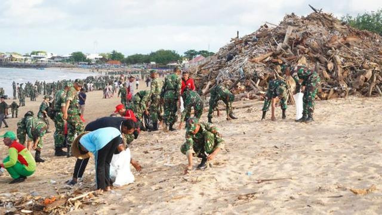 ribuan personel TNI dan warga bersihkan pantai kuta. (Antara)