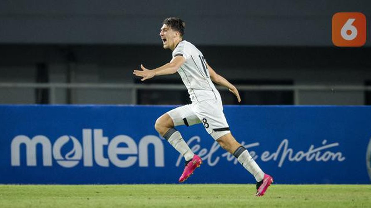 Seleberasi Mauro Zijlstra usai berhasil mencetak gol pertama Timnas Indonesia U-22 pada laga ujicoba melawan Mali U-22 yang digelar di Stadion Pakansari, Kabupaten Bogor, Selasa