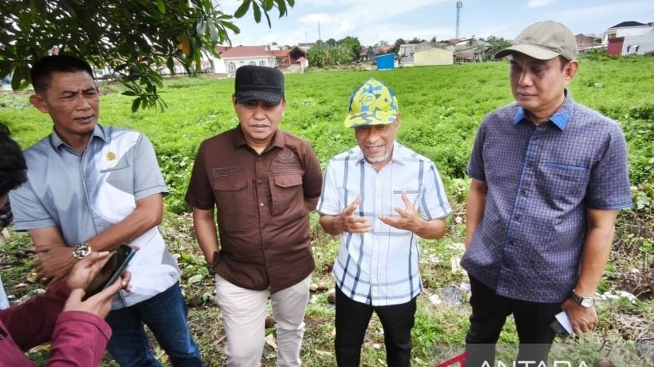 DPRD Sulsel meninjau lokasi sengketa lahan Perum Perumnas di Makassar untuk mencari solusi kepastian hukum. Klaim HPL Perumnas berbenturan dengan bukti kepemilikan warga, memicu penelusuran fakta lapangan.