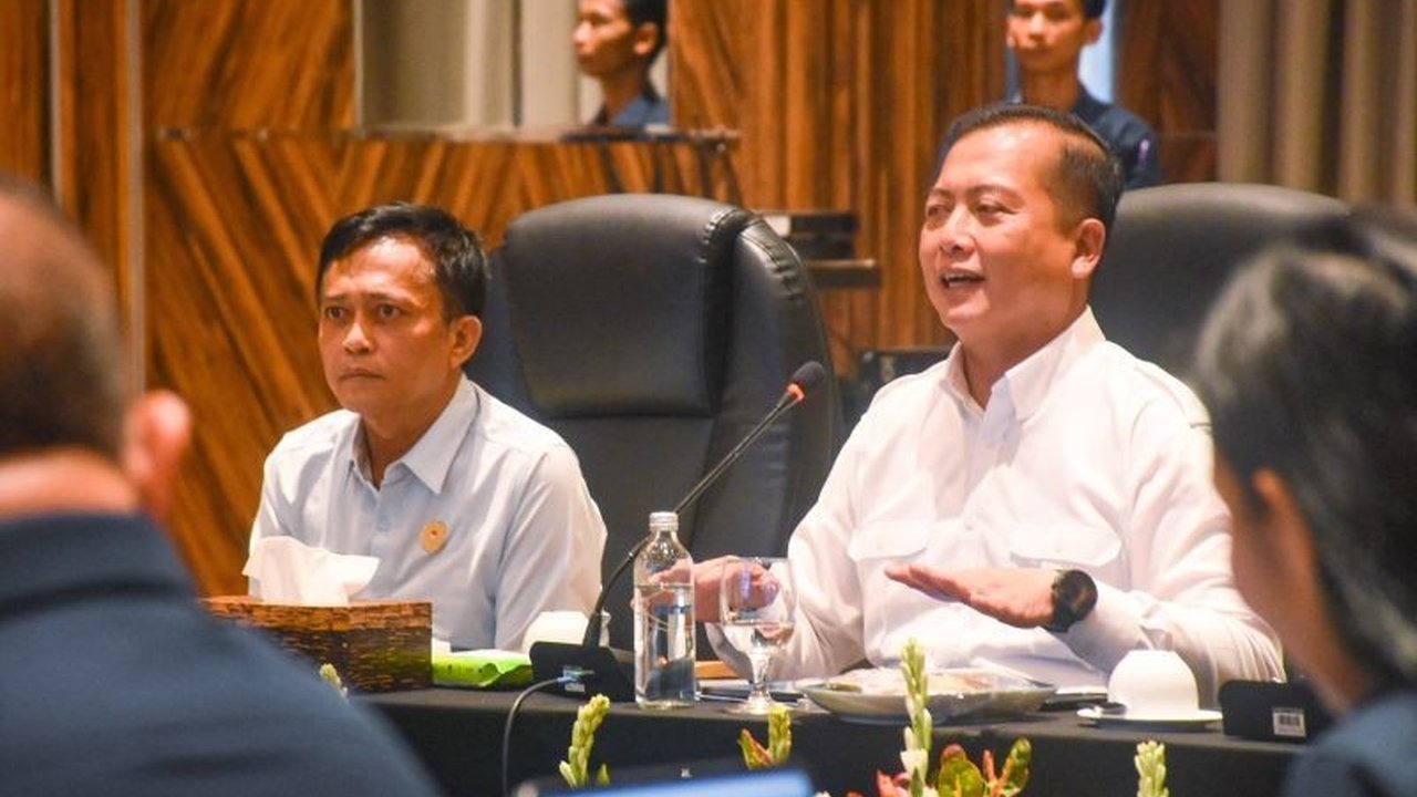 Gubernur NTB Lalu Muhamad Iqbal mendesak percepatan pembenahan Bandara Lombok demi kenyamanan wisatawan dan penguatan posisi NTB sebagai gerbang pariwisata kelas dunia, sejalan dengan pengembangan Mandalika.