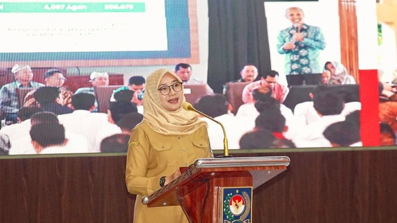 Bupati Ipuk Fiestiandani berbagi strategi jitu implementasi Digitalisasi Bansos Banyuwangi, mengatasi tantangan sinyal dan perangkat di daerah terpencil. Simak selengkapnya!