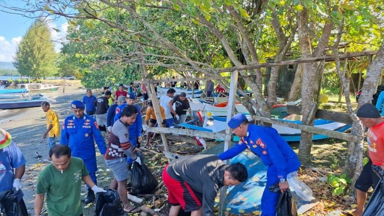 Personel Polairud Polda Maluku Utara bersama nelayan Morotai gencar melakukan Pembersihan Sampah Laut Morotai di Pelabuhan Perikanan Desa Tilei, menegaskan komitmen menjaga kelestarian lingkungan laut.