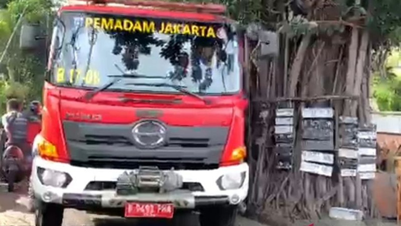 Suku Dinas Gulkarmat Jakarta Barat menggelar uji akses jalur pemadaman di permukiman padat penduduk Palmerah, memastikan respons cepat dan kesadaran warga dalam menghadapi bahaya kebakaran.