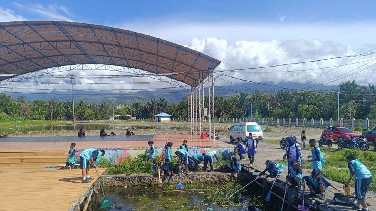 SMPN 2 Kabupaten Jayapura gencar melakukan aksi peduli lingkungan di Pantai Khalkote sebagai persiapan mengikuti program Adiwiyata ASEAN sekaligus memperingati HUT ke-47 sekolah.