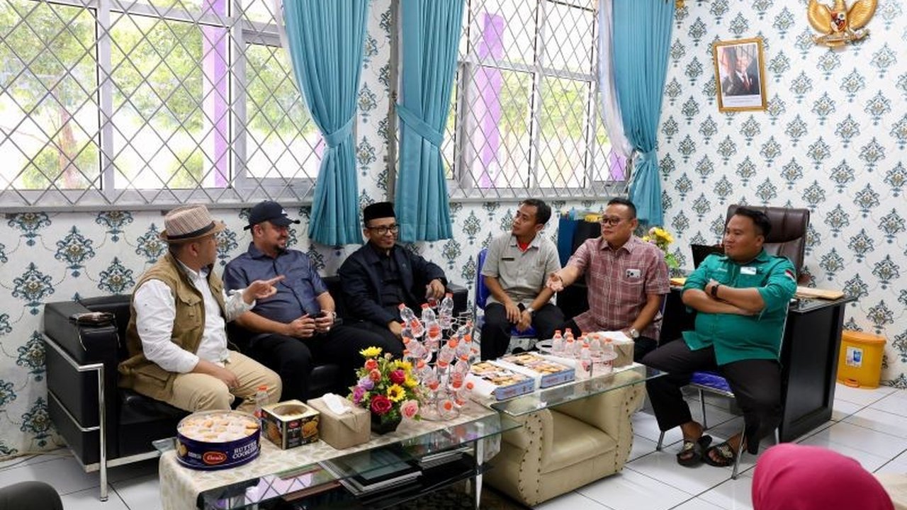 Komisi V DPRD Jabar mendesak evaluasi total dan pengetatan pengawasan kontraktor setelah atap SMAN 2 Gunung Putri ambruk, menyoroti ketidaksesuaian spesifikasi teknis bangunan.