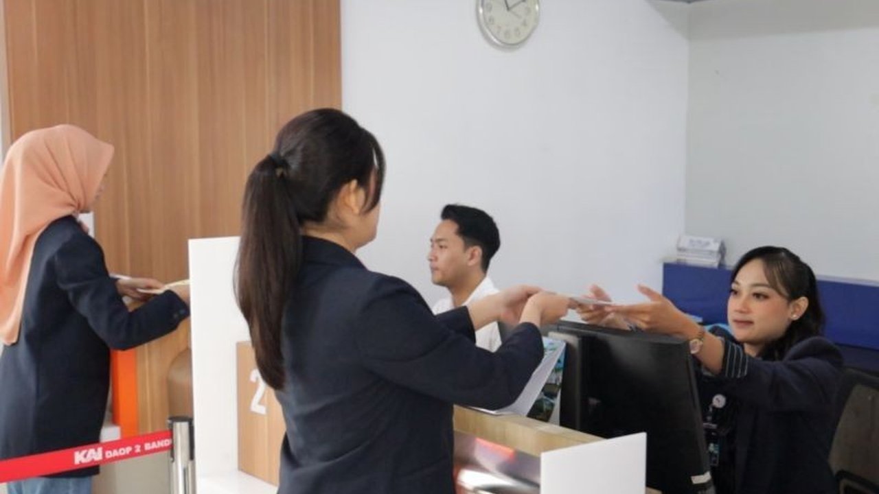Minat mudik Lebaran 2026 sangat tinggi, PT KAI Daop 2 Bandung mencatat 32,59 persen Tiket Kereta Lebaran 2026 telah ludes hanya dalam sepuluh hari penjualan, mengindikasikan perlunya perencanaan perjalanan dini.