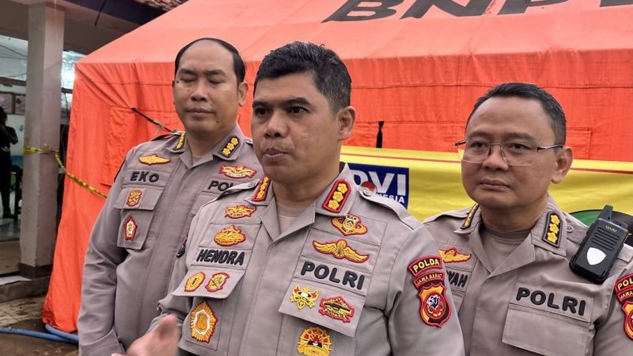 Tim Disaster Victim Identification (DVI) Polda Jawa Barat terus melakukan Identifikasi Korban Longsor Cisarua di Desa Pasirlangu, Kabupaten Bandung Barat, dengan 67 jenazah telah teridentifikasi dari total 92 kantong jenazah yang diterima.