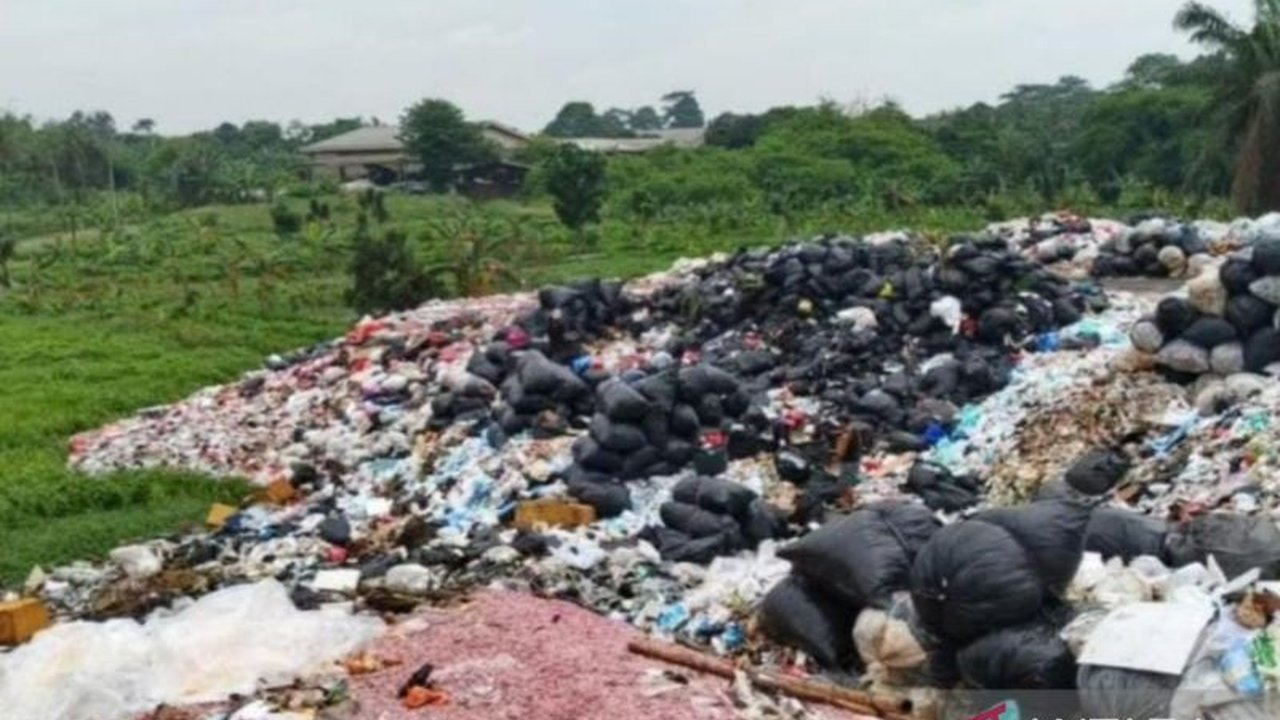 Polisi berhasil mengamankan 21 karung berisi potongan uang kertas rupiah yang telah dicacah dari sebuah tempat pembuangan sampah liar di Bekasi, memicu penyelidikan mendalam terkait asal-usul potongan uang kertas ini.