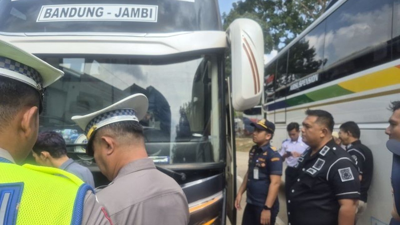Jelang arus mudik Lebaran 2026, Balai Pengelola Transportasi Darat (BPTD) Kelas II Jambi menggelar inspeksi keselamatan bus mudik di Terminal Alam Barajo, memastikan kelayakan kendaraan demi keamanan penumpang.