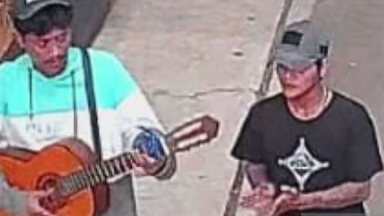 Dua pelaku pencurian sepeda motor dengan modus mengamen berhasil membawa kabur kendaraan warga di Bekasi, terekam jelas kamera pengawas. Insiden ini menjadi peringatan penting bagi masyarakat untuk meningkatkan kewaspadaan terhadap modus operandi pencuria