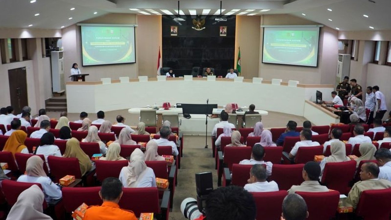 Pemerintah Kota Makassar bersama Kejaksaan Agung RI bersinergi dalam upaya pencegahan korupsi di daerah. Langkah ini penting untuk mewujudkan tata kelola pemerintahan yang bersih dan berintegritas, serta meningkatkan pemahaman aparatur terkait hukum.