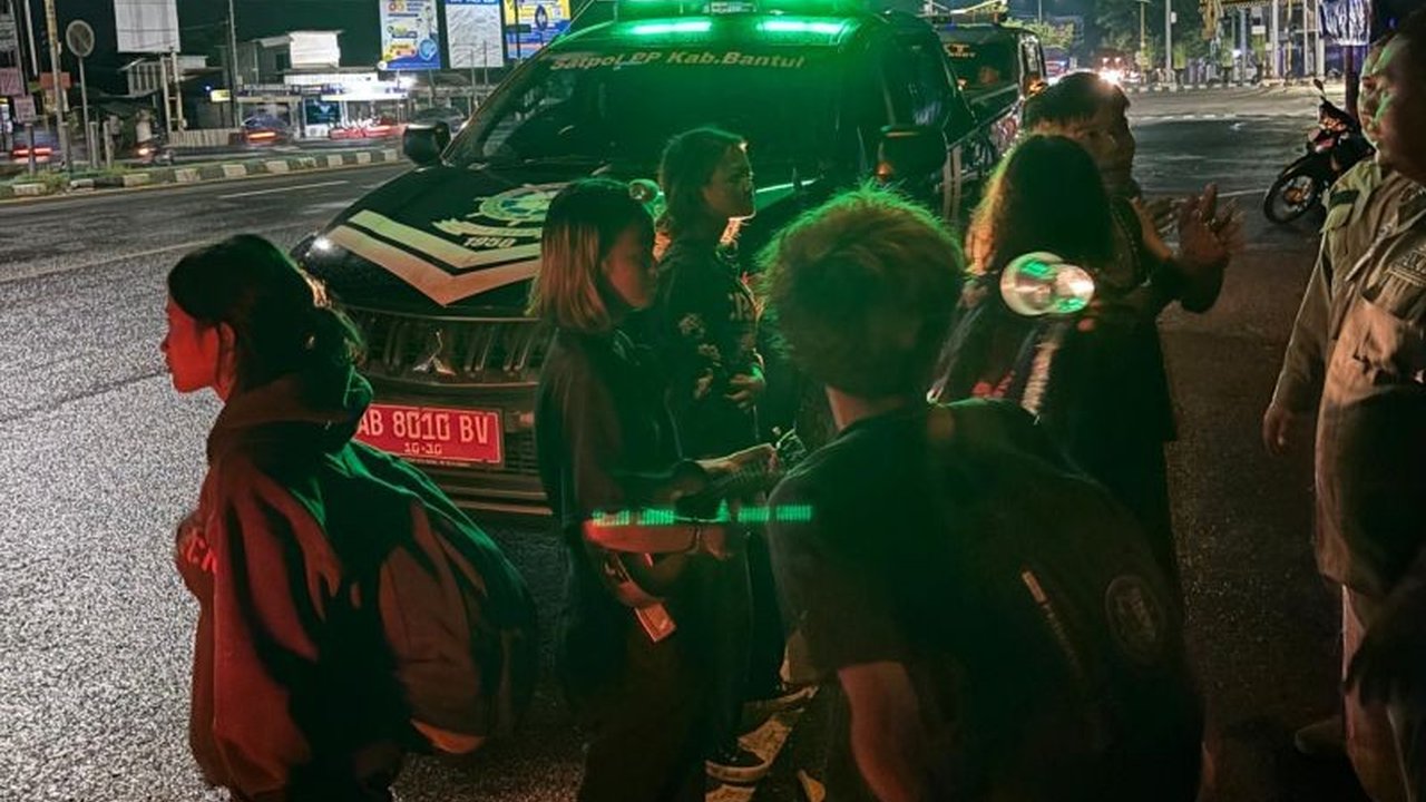 Satuan Polisi Pamong Praja (Satpol PP) Bantul kembali melakukan penertiban belasan anak punk di jalanan. Penertiban anak punk ini menyusul aduan masyarakat yang merasa resah dengan keberadaan mereka.
