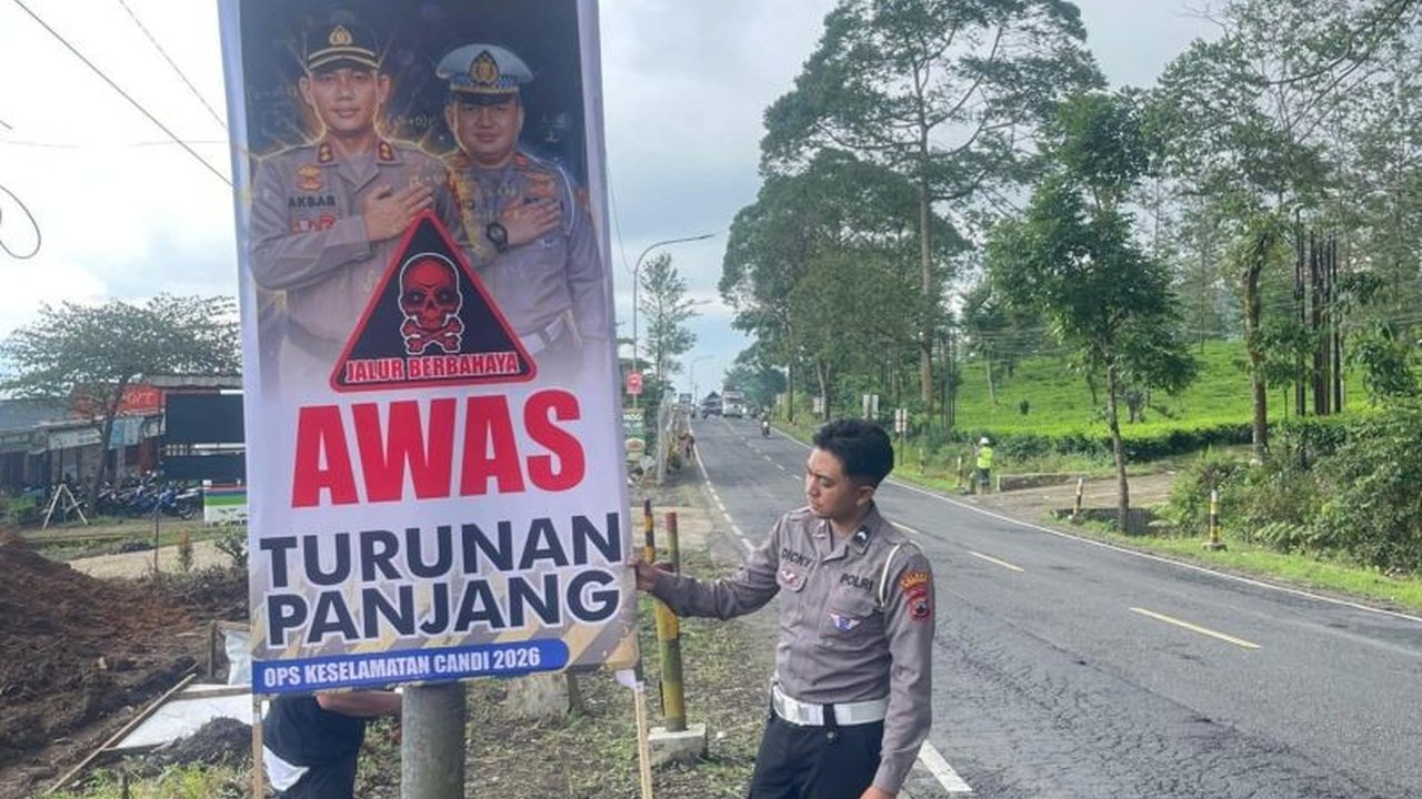 Satlantas Polres Wonosobo melakukan upaya preventif dengan memasang banner imbauan keselamatan dan sosialisasi di jalur rawan kecelakaan, bagian dari Operasi Keselamatan Candi 2026, untuk meningkatkan kesadaran berlalu lintas.