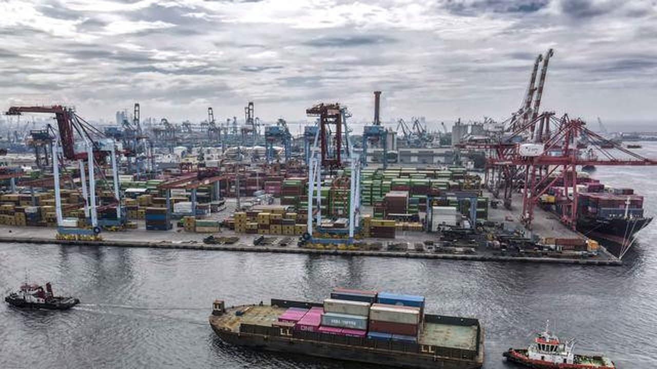 Sepanjang Januari hingga Desember 2025, Badan Pusat Statistik (BPS) mencatat neraca perdagangan Indonesia surplus sebesar 41,05 miliar dollar AS. Tampak foto udara menunjukkan aktivitas bongk