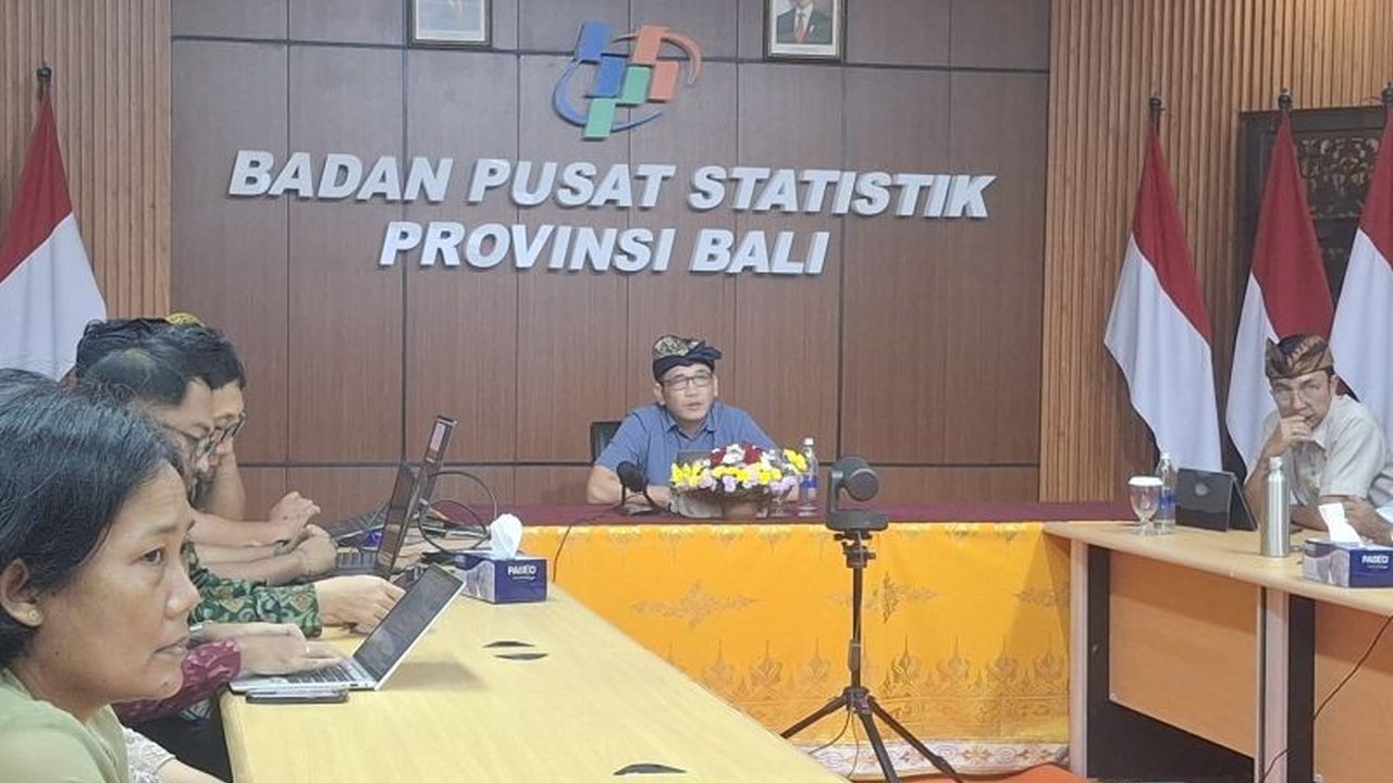 Badan Pusat Statistik (BPS) Bali mencatat penurunan partisipasi kerja perempuan Bali pada November 2025, namun fenomena ini tidak selalu berarti negatif dan justru menunjukkan tingginya penyerapan tenaga kerja di berbagai sektor.