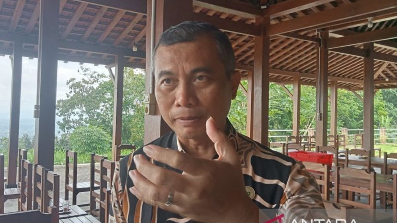 Pemerintah Kabupaten Bantul melalui Dinas Pendidikan Kepemudaan dan Olahraga mengupayakan program seragam gratis bagi seluruh siswa baru jenjang SD dan SMP, termasuk madrasah, mulai tahun ajaran 2026 untuk meringankan beban orang tua siswa.