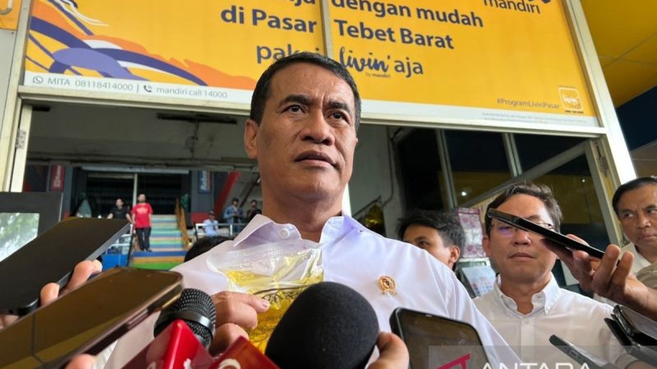 Menteri Pertanian Andi Amran Sulaiman menegaskan stok pangan nasional, terutama beras, mencapai rekor tertinggi, menjamin ketahanan pangan Indonesia meski menghadapi tantangan cuaca ekstrem.
