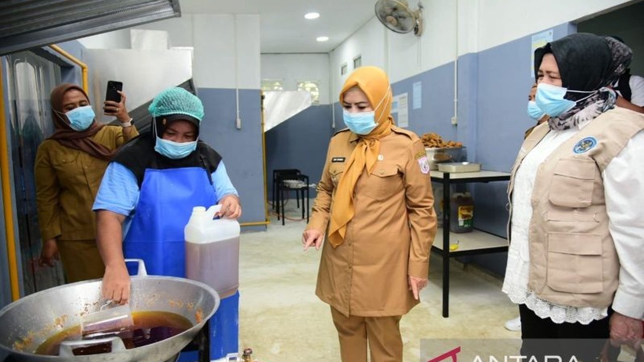 Wakil Gubernur Gorontalo Idah Syahidah meminta seluruh pengelola Satuan Pelayanan Pemenuhan Gizi (SPPG) untuk bersikap profesional dan bertanggung jawab demi suksesnya Program Makan Bergizi Gratis (MBG) yang merupakan prioritas nasional.