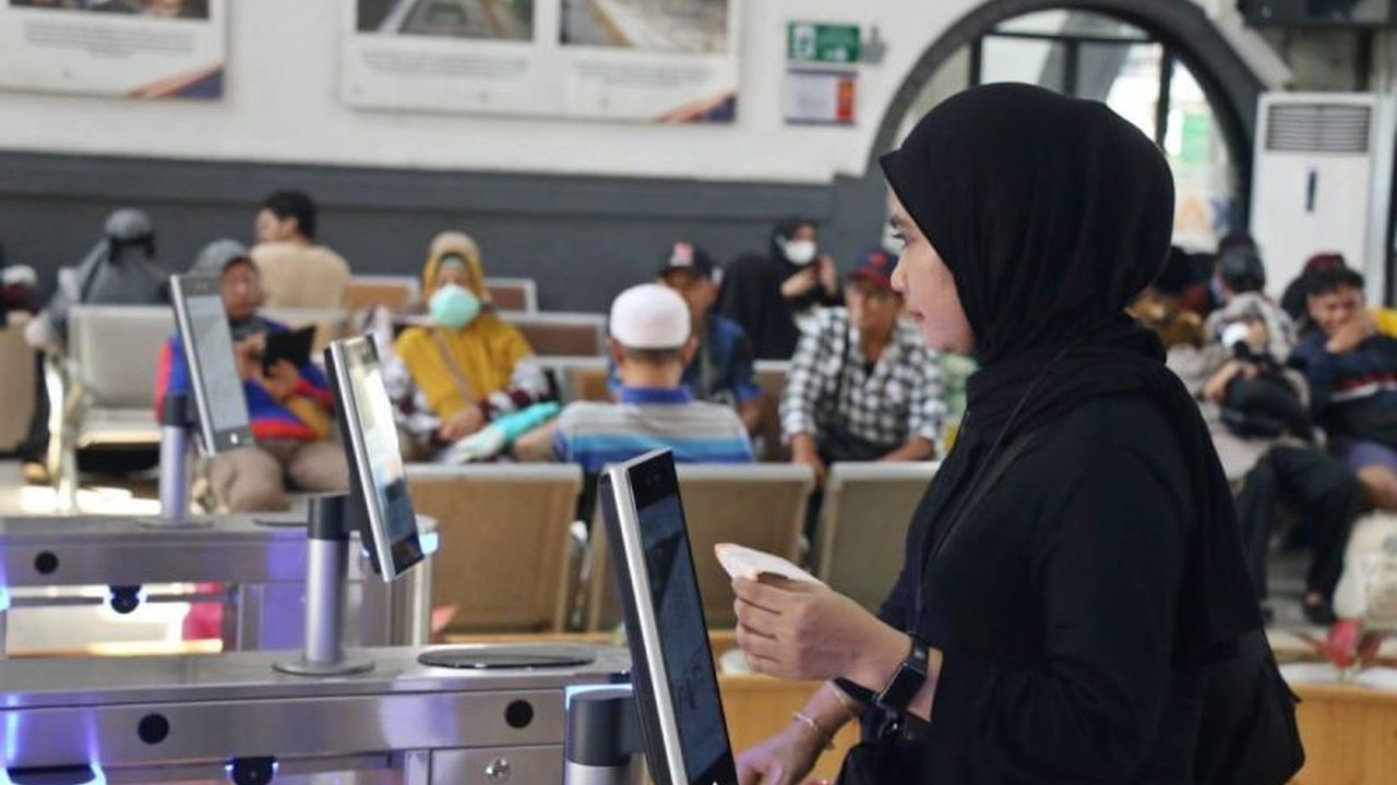 PT KAI mencatat lebih dari 890 ribu pelanggan telah memanfaatkan teknologi Face Recognition KAI sepanjang Januari 2026, menghadirkan efisiensi dan kenyamanan boarding kereta api jarak jauh.