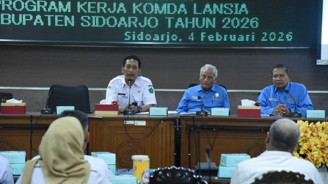 Pemerintah Kabupaten Sidoarjo serius meningkatkan kesejahteraan lansia dengan memperkuat peran Karang Werda Sidoarjo. Inisiatif ini bertujuan agar para lansia tetap sehat, mandiri, dan produktif.