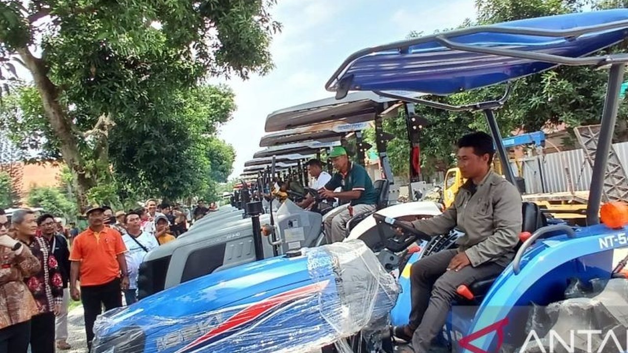 Pemerintah Kabupaten Kediri mendistribusikan puluhan alat mesin pertanian (alsintan) untuk petani, menegaskan komitmen dalam program swasembada pangan dan peningkatan produksi pertanian di wilayah tersebut. Distribusi Alsintan Kediri ini diharapkan dapat.
