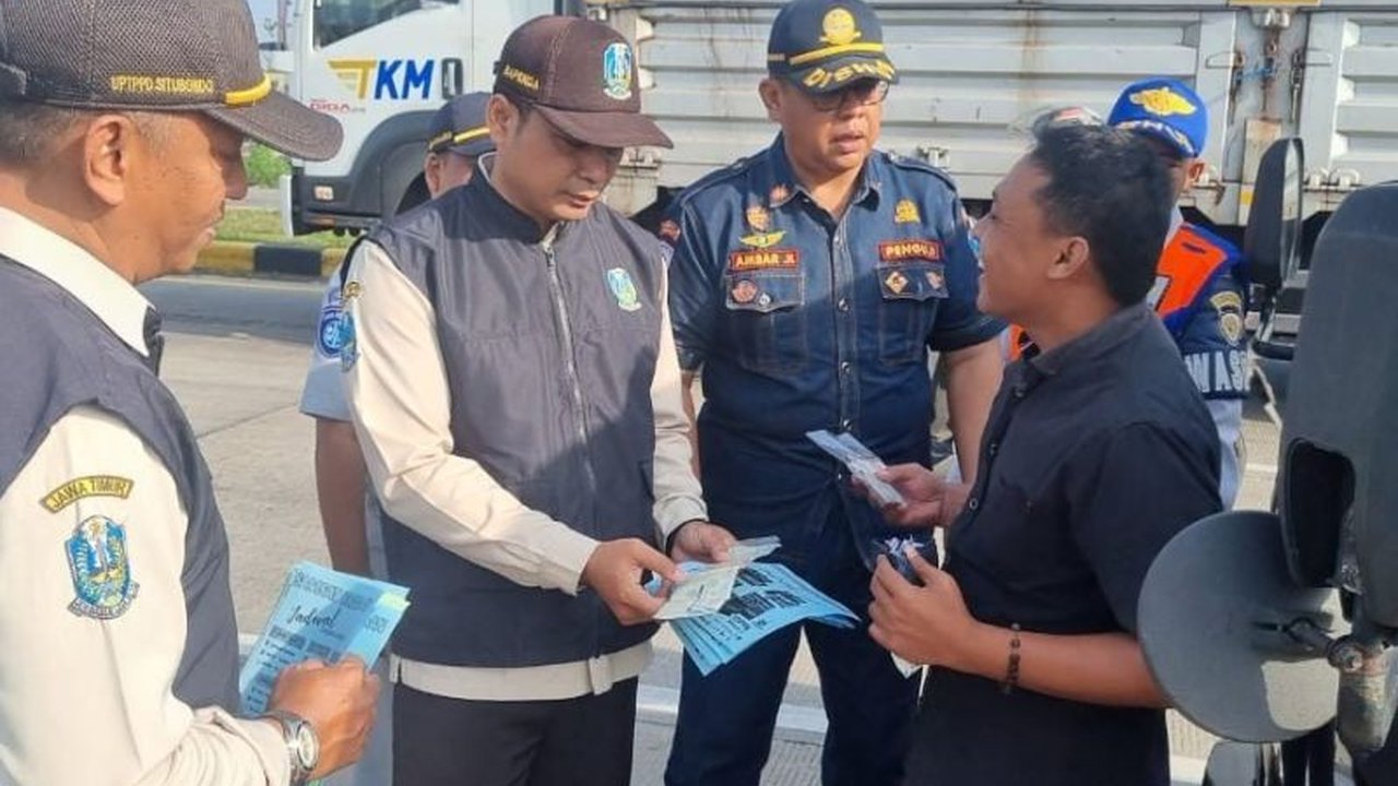 Unit Pelaksana Teknis Pengujian Kendaraan Bermotor Dishub Probolinggo baru-baru ini menemukan empat kendaraan melanggar aturan saat Ramp Check di Exit Tol Gending, menyoroti pentingnya kelaikan kendaraan demi keselamatan berkendara.