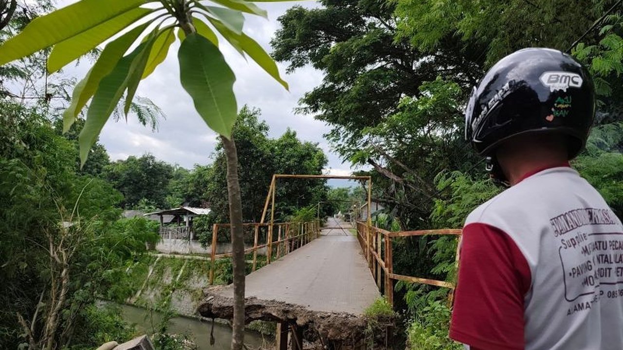 Jembatan Bailey Ponorogo runtuh di Desa Nambak, Kecamatan Bungkal, akibat tergerus arus sungai deras, memutus total akses antardesa dan mengganggu mobilitas warga.