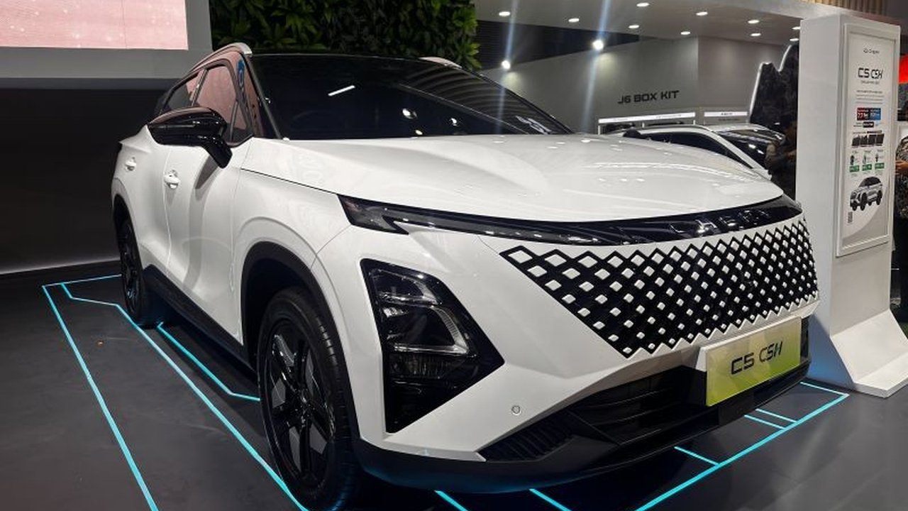 Chery Indonesia meluncurkan model terbaru Chery C5 CSH Hybrid di IIMS 2026 dengan harga Rp399,9 juta, menawarkan efisiensi dan performa tinggi untuk pasar lokal.