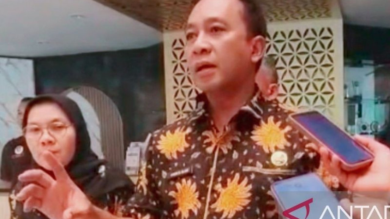 Panel listrik utama RSUD Karawang terbakar pada Kamis (06/2), memicu padamnya listrik total dan mengganggu pelayanan. Ratusan pasien terdampak, namun ruang kritis tetap aman berkat genset mobile.