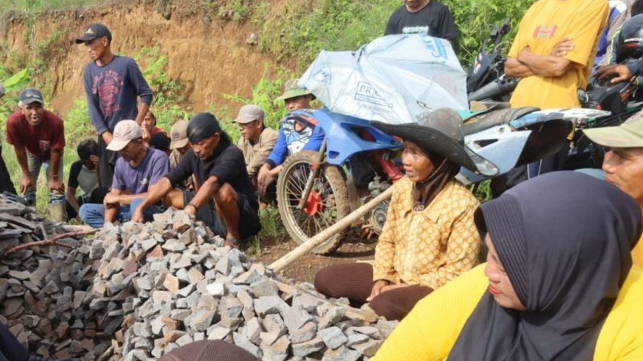 Pemkab Kuningan siapkan solusi komprehensif bagi warga terdampak penutupan tambang galian C ilegal di Desa Cileuleuy, termasuk program alih profesi, demi keberlanjutan ekonomi.